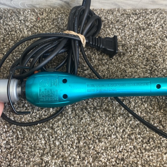 Bed Head BH320 Rock 'n' Roller Ceramic Styling Iron, Teal - Picture 6 of 7